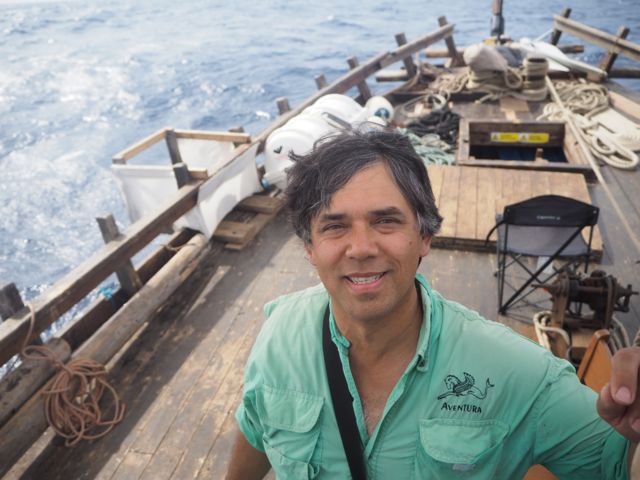 Yuri Sanada em um barco no Amazonas.