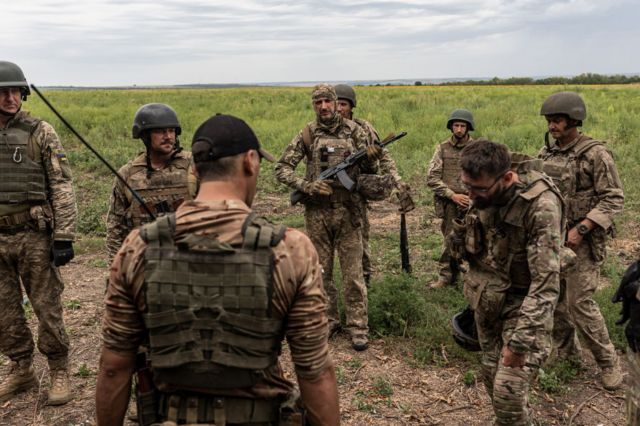 Украинские солдаты во время обучения на фронте