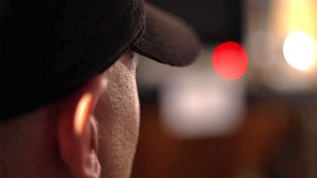 Hombre con gorra de espalda a la cámara