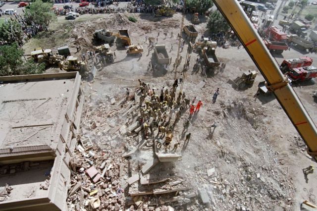 عمال إنقاذ يبحثون عن ناجين وعن جثث ضحايا عمارة سكنية انهارت في القاهرة بفعل زلزال 12 أكتوبر/تشرين الأول عام 1992