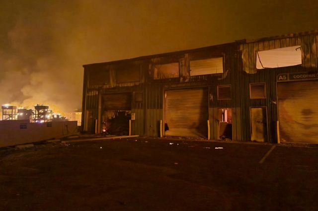 Unas tiendas dañadas por los incendios en Lahaina