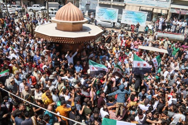 Suriye’de binlerce muhalif, Türkiye’yi protesto etmek için sokaklara çıktı