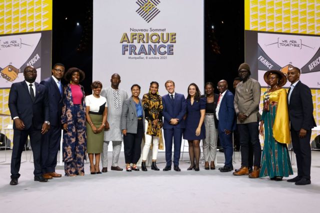 Le président français Emmanuel Macron (C), pose avec quelque 3000 entrepreneurs, artistes ou personnalités sportives du continent africain