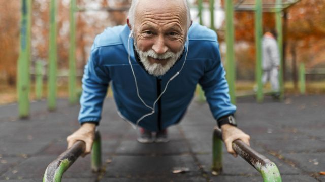 Homem idoso fazendo exercícios físicos