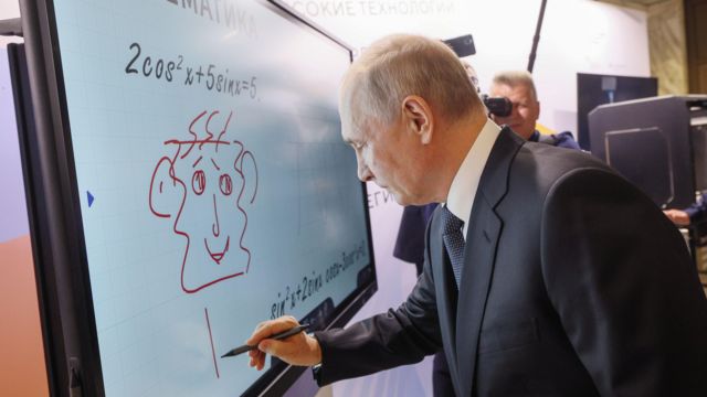 Putin desenhando em uma tela