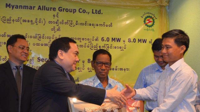 ဦးထွန်းမင်းလတ်နဲ့ မစ္စတာ ဥပကစ် (ဘယ်ဘက်အမျိုးသား နှစ်ဦး) 