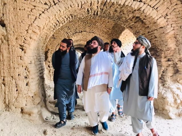 عتیق‌الله عزیزی، معاون وزارت فرهنگ طالبان در یک ساحه باستانی در بلخ