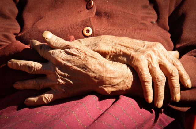 Mão de idoso em close
centenários
