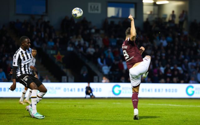 Hearts' Lawrence Shankland scores to make it 2-2 during a cinch Premiership match between St Mirren and Heart of Midlothian at the SMiSA Stadium, 