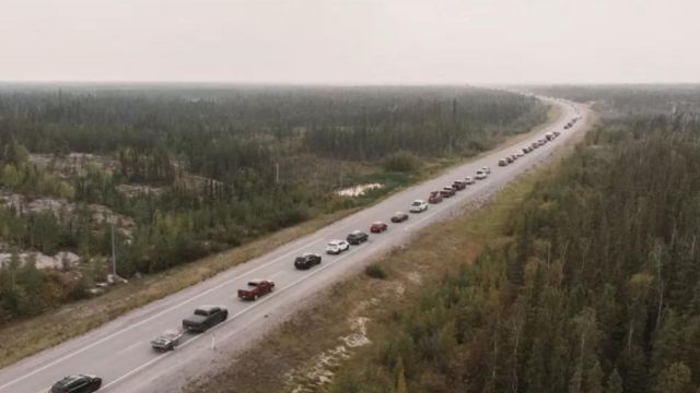 Yellowknife kent çıkışındaki otoyolda yaşanan trafik