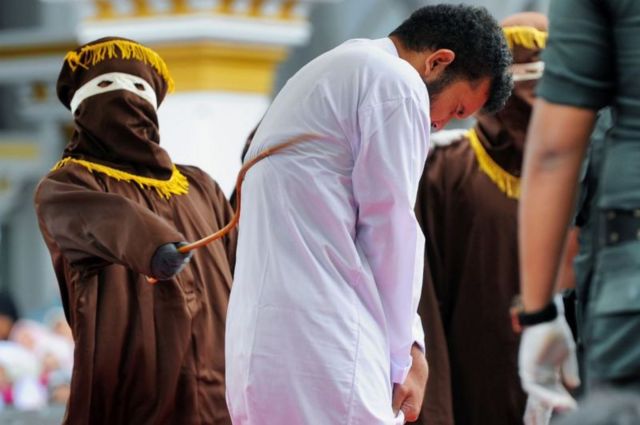 Un homme accusé d'actes homosexuels à Banda Aceh, en Indonésie, fouetté 85 fois.