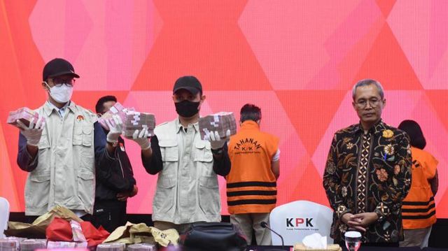 Wakil Ketua Komisi Pemberantasan Korupsi (KPK) Alexander Marwata (kedua kanan) menunjukkan barang bukti dalam konferensi pers terkait penetapan dan penahanan tersangka pengadaan barang dan jasa di lingkungan Basarnas.