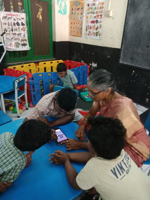 சிறப்பு குழந்தைகளிடம் முதல் மதிப்பெண் வாங்கும் சென்னை ஆசிரியர் பற்றி தெரியுமா?