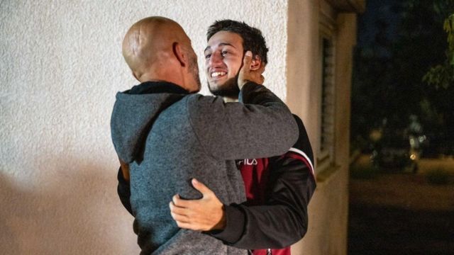 Liam Or, de 18 anos, reencontra seu pai logo após chegar em Israel, após ser mantido refém pelo grupo militante palestino Hamas na Faixa de Gaza