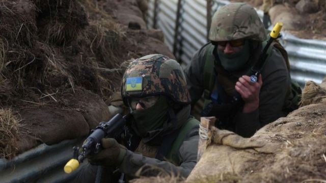Військові в окопах