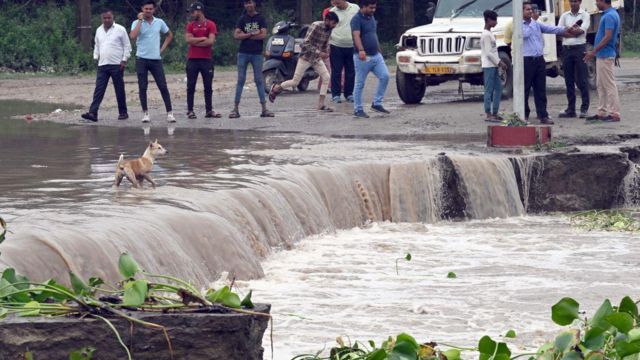 Jalan yang rusak akibat air sungai Yamuna meluap di Usmanpur