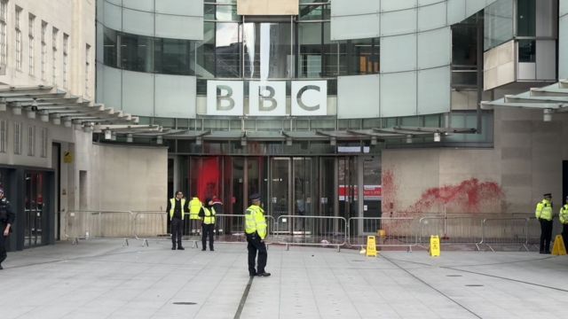 BBC binası kırmızı boya ile kirletildi