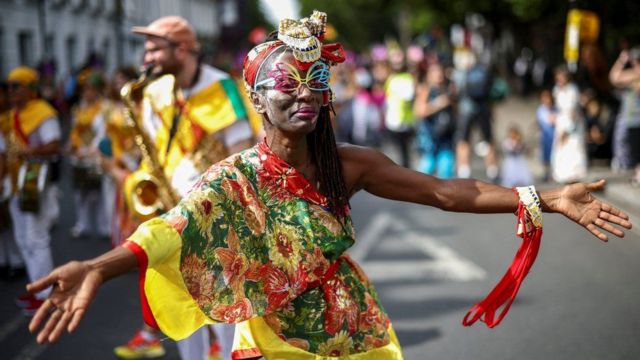 Karnavalda danseden bir kadın