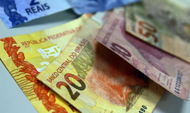 Salário mínimo de R$ 1.320: quanto piso aumentou em cada governo? - BBC  News Brasil