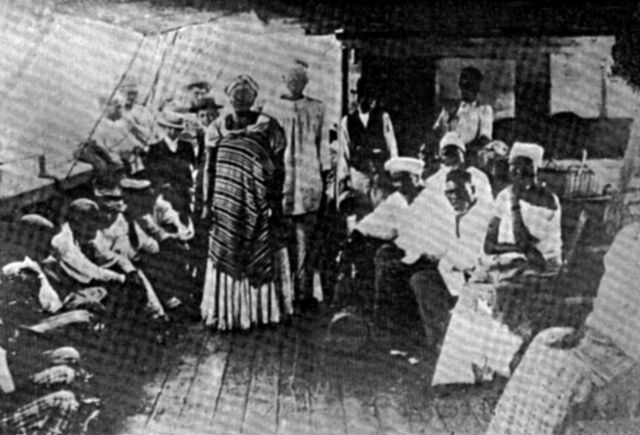Grupo de brasileiros de descendência africana no convés de um navio a caminho  da  África  Ocidental