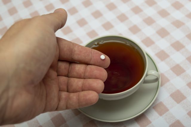 Endulzando té con aspartame