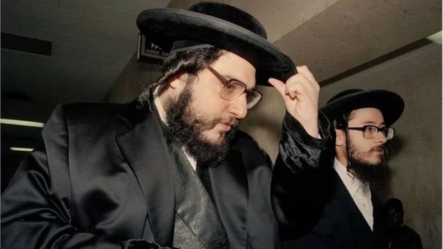 Dois homens com roupas tradicionais judaicas