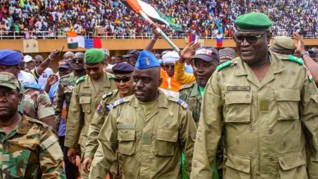 Các lãnh đạo đảo chính ở Niger tham gia một cuộc tuần hành