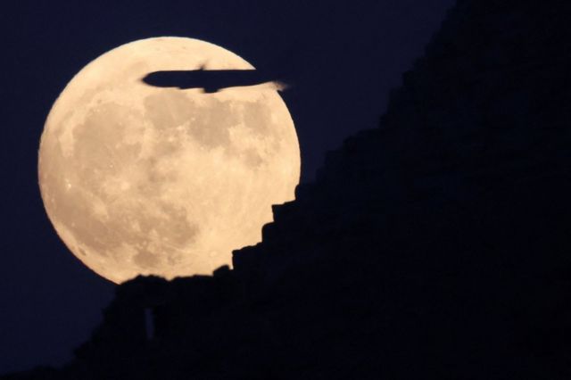 Un avión fue visto volando cerca de la Luna mientras se elevaba sobre las pirámides de Giza en Egipto.