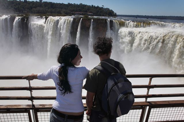 Turistas brasileiros nas Cataratas do Iguaçu