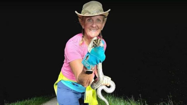 Australiana chama resgate para capturar cobra de borracha