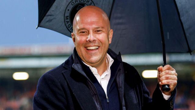 Arne Slot of Feyenoord holds an umbrella