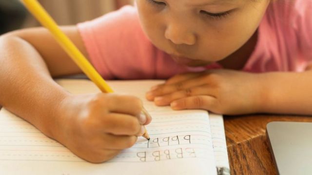 Mon enfant écrit des lettres à l'envers