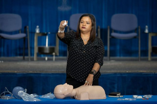 Розалинд Пичардо, основательница операции «Спасите наш город» (Филадельфия), демонстрирует, как применять назальный спрей Налоксон (Наркан), который помогает при  передозировке опиоидами