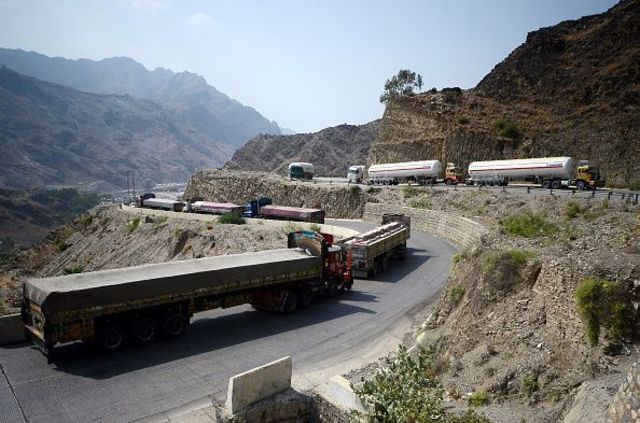 تورخم مسیر مهم تجارت و ترانزیت بین افغانستان و پاکستان است