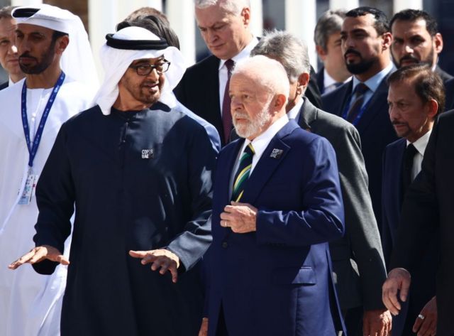 Xeque Mohammed bin Zayed Al Nahyan, presidente dos Emirados rabes Unidos, e Lula, no segundo dia da COP28 em Dubai