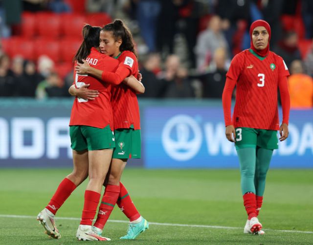 احتضنت المغربية نسرين التشاد وسارة قاسي المغربية وفي الخلفية نهيلة بنزينه خلال مباراة كأس العالم لكرة القدم للسيدات أستراليا ونيوزيلندا 2023 بين متصدر المجموعة السادسة ووصيف المجموعة الثامنة على ملعب هندمارش يوم 8 أغسطس/آب 2023 في أديليد، أستراليا