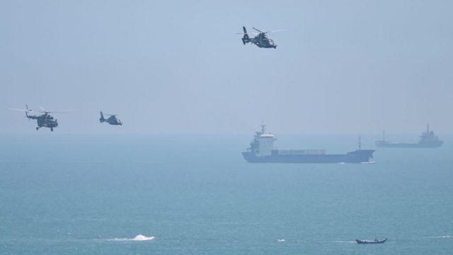 Helikopter militer China terbang melewati pulau Pingtan, salah satu titik terdekat China daratan dari Taiwan, di provinsi Fujian pada 4 Agustus 2022.