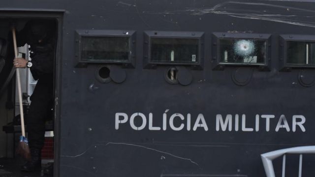 Rio'da kurşunlara hedef olan bir polis aracı 
