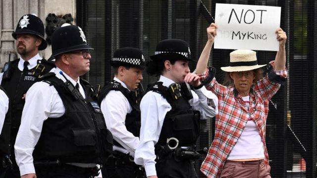 Londra'da bir kadın 'Benim Kralım değil' dövizi taşıyor
