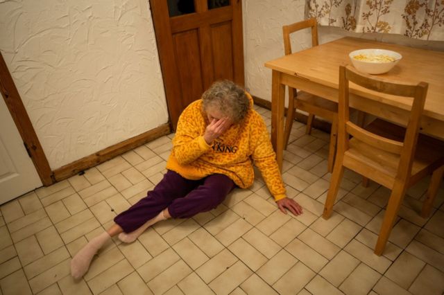 Susan a menudo se sienta en el suelo porque tiene miedo de caerse.