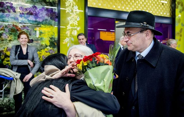 Чоловік та дружина Юнуси обіймають дочку в нідерландському аеропорту