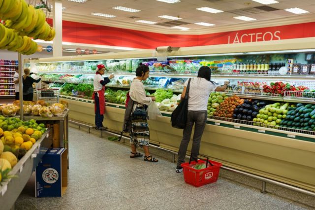 Personas comprando en un supermercado en Venezuela.