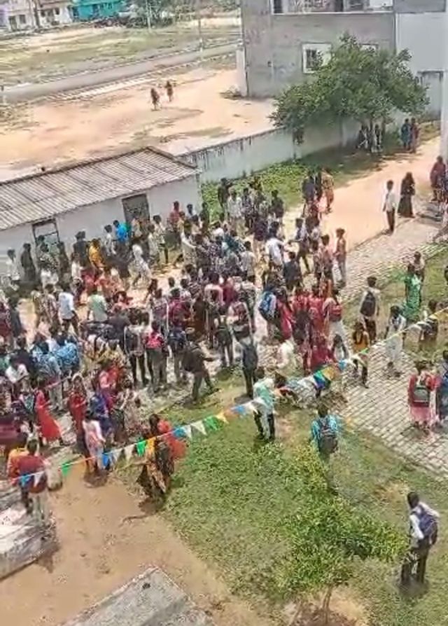 அம்பேத்கர் புகைப்படத்தை வைத்திருந்த மாணவனை சக மாணவர்கள் தாக்கினார்களா? 