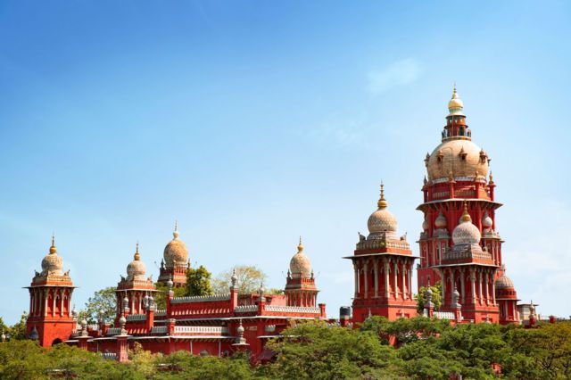 தோனி தொடர்ந்த வழக்கில் ஐ பி எஸ் அதிகாரிக்கு  15 நாள் சிறை