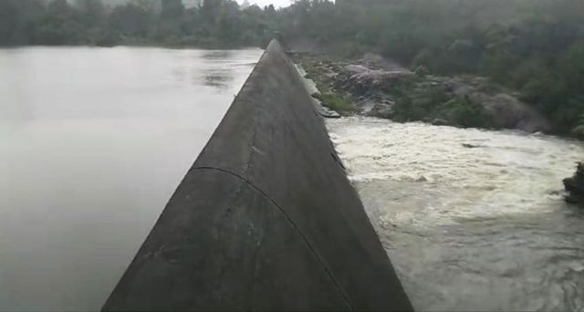 அம்பாறை மாவட்டத்தைப் புரட்டிப் போட்டுள்ள வெள்ளம்