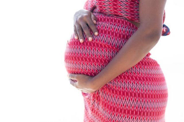Barriga de mulher negra grávida