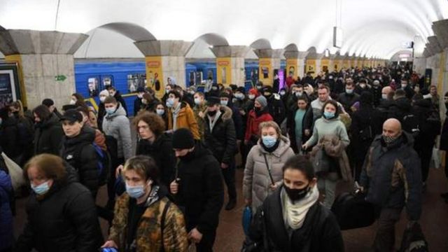 Moradores de Kiev procuram abrigo em estações de metrô