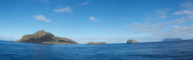Tristan da Cunha, pulau terpencil, covid-19, Pemandangan Kepulauan Nightingale, dan Pulau Inaccessible di kejauhan