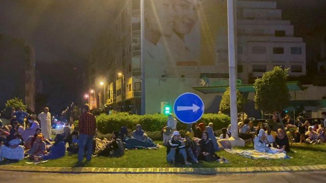 La gente se reúne en una calle de la ciudad Casablanca, tras el potente terremoto.