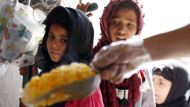 أطفال يمنيون يصطفون للحصول على وجبات مجانية في صنعاء
